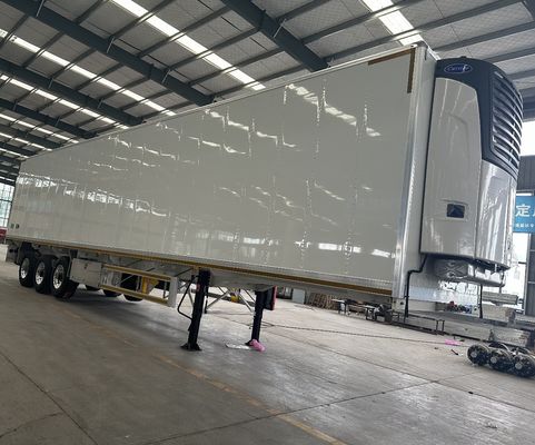 Casella di acciaio per il trasporto di merci con semirimorchio refrigerato a tre assi
