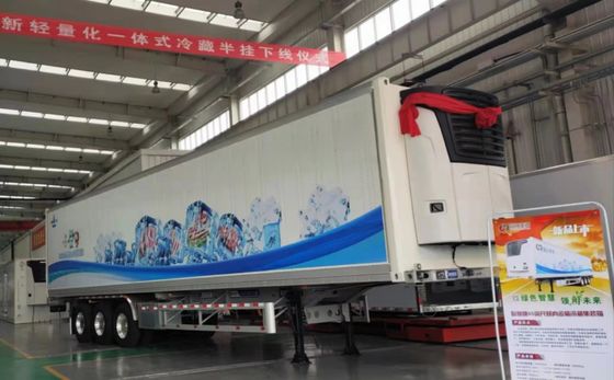 Casella di acciaio per il trasporto di merci con semirimorchio refrigerato a tre assi
