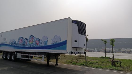 Casella di acciaio per il trasporto di merci con semirimorchio refrigerato a tre assi