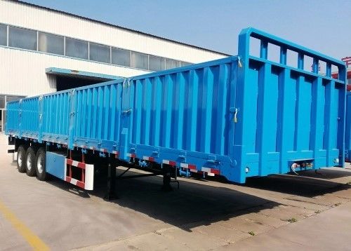 Semi-remolchio a parete laterale adatta al trasporto di merci