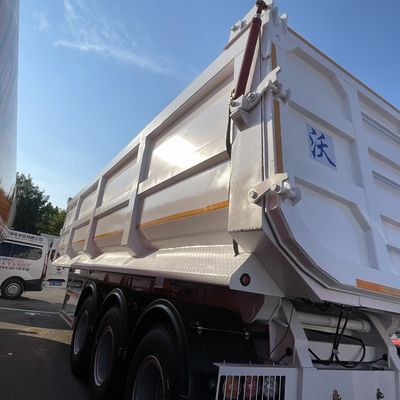 Autoveicoli a motore a tre assi con capovolgimento a tre assi